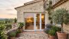 Porte-fenêtre PVC 3 vantaux dont 1 fixe sur mesure – vue extérieure, terrasse provençale