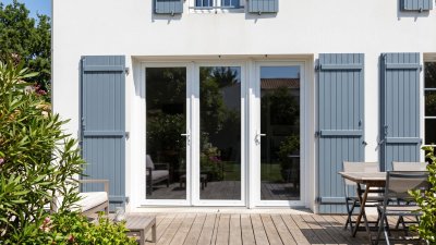 Porte-fenêtre PVC 3 vantaux tout ouvrant sur mesure – vue extérieure sur la terrasse
