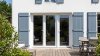 Porte-fenêtre PVC 3 vantaux tout ouvrant sur mesure – vue extérieure sur la terrasse