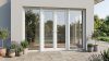 Porte-fenêtre PVC 4 vantaux dont 2 fixes sur mesure – vue extérieure sur la terrasse