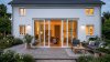 Baie coulissante PVC 4 vantaux sur mesure – vue extérieure, vantaux centraux ouverts sur la terrasse
