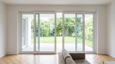 Baie coulissante PVC 4 vantaux sur mesure – vue intérieure, les deux vantaux coulissés sur les côtés