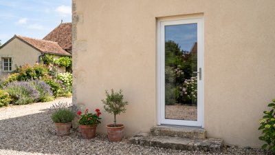 Porte de service PVC vitrée sur mesure – vue extérieure, accès au jardin