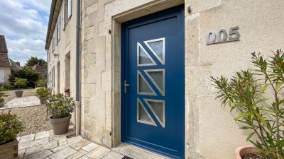 Porte d'entrée PVC sur mesure Vitrée Design, 6 Triangles en Diagonale – modèle 005, photo d'ambiance