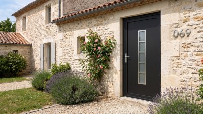 Porte d'Entrée PVC Sur Mesure – Semi-Vitrée Style Ancien, Colonne à 5 Carreaux