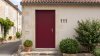 Porte d'entrée PVC sur mesure Pleine Moderne, 3 Rainures Horizontales – modèle 111, photo d'ambiance