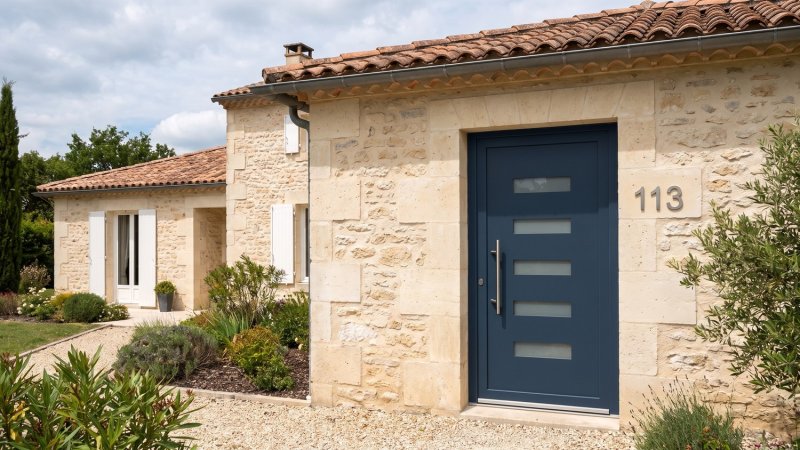Porte d'entrée PVC sur mesure Semi-Vitrée Moderne, 5 Vitrages Horizontaux Empilés – modèle 113, photo d'ambiance