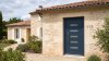 Porte d'entrée PVC sur mesure Semi-Vitrée Moderne, 5 Vitrages Horizontaux Empilés – modèle 113, photo d'ambiance