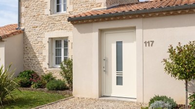 Porte d'Entrée PVC Sur Mesure – Semi-Vitrée Moderne, Vitrage Étroit à Traverses