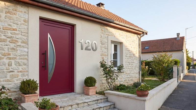 Porte d'entrée PVC sur mesure Vitrée Contemporaine, Croissant à Large Entourage – modèle 120, photo d'ambiance