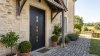 Porte d'entrée PVC sur mesure Semi-Vitrée Moderne, Colonne de Carreaux Rythmée – modèle 123, photo d'ambiance