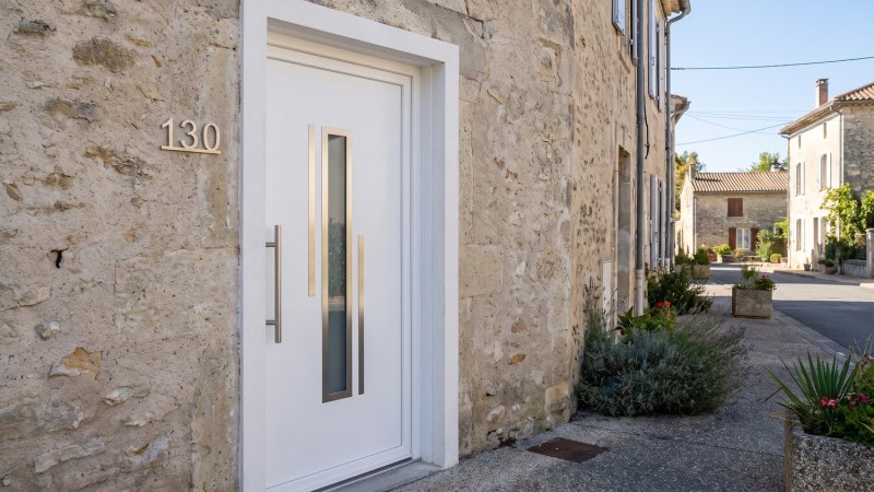 Porte d'entrée PVC sur mesure Semi-Vitrée Moderne, Vitrage Étroit et 2 Baguettes – modèle 130, photo d'ambiance