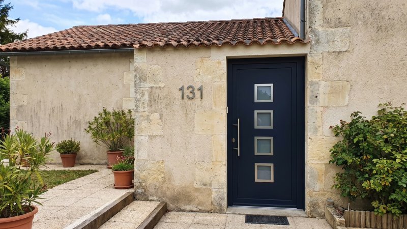 Porte d'entrée PVC vitrée en couleur, modèle 131 à 4 grands carreaux