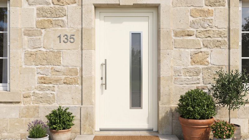 Porte d'entrée PVC sur mesure Vitrée Moderne, Grand Vitrage Vertical Décalé – modèle 135, photo d'ambiance