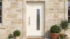 Porte d'entrée PVC sur mesure Vitrée Moderne, Grand Vitrage Vertical Décalé – modèle 135, photo d'ambiance