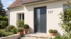 Porte d'entrée PVC sur mesure Pleine Design, 3 Bandes Verticales – modèle 137, photo d'ambiance