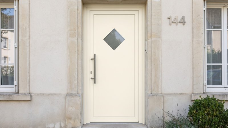 Porte d'entrée PVC sur mesure Semi-Vitrée Style Ancien, Losange en Partie Haute – modèle 144, photo d'ambiance