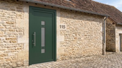 Porte d'entrée PVC sur mesure Semi-Vitrée Moderne, Long Vitrage et Petits Carrés – modèle 115, photo d'ambiance