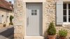 Porte d'entrée PVC sur mesure Semi-Vitrée Style Fermière, 4 Carreaux sur Lames – modèle 134, photo d'ambiance