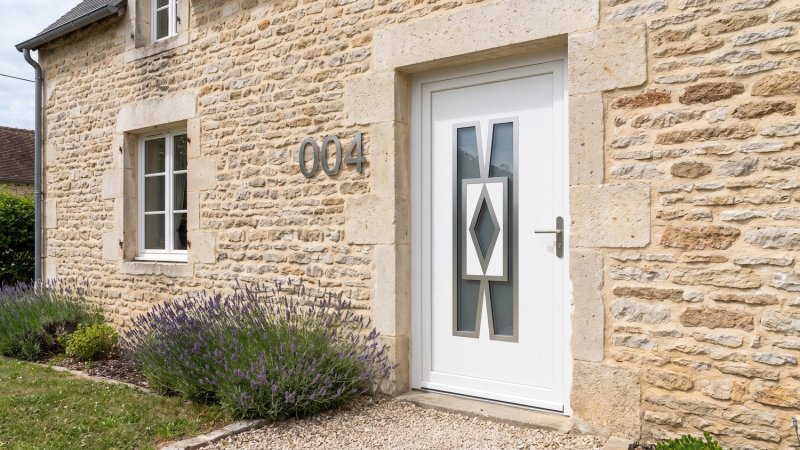 Porte d'entrée PVC sur mesure Vitrée Style Ancien, Croisillons et Losange Central – modèle 004, photo d'ambiance