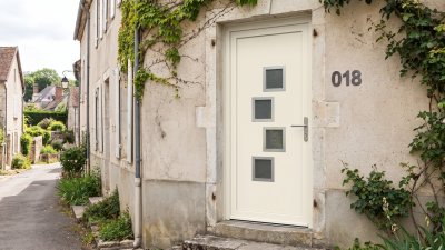 Porte d'entrée PVC sur mesure Semi-Vitrée Moderne, 4 Carreaux en Quinconce – modèle 018, photo d'ambiance
