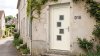 Porte d'entrée PVC sur mesure Semi-Vitrée Moderne, 4 Carreaux en Quinconce – modèle 018, photo d'ambiance