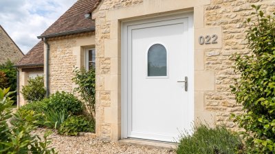 Porte d'entrée PVC sur mesure Semi-Vitrée Style Ancien, Vitrage Cintré – modèle 022, photo d'ambiance