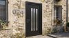 Porte d'entrée PVC sur mesure Semi-Vitrée Moderne, 3 Fentes Verticales – modèle 024, photo d'ambiance