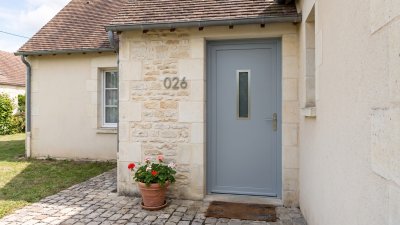 Porte d'entrée PVC sur mesure Semi-Vitrée Moderne, Vitrage Étroit en Partie Haute – modèle 026, photo d'ambiance
