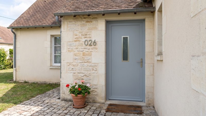Porte d'entrée PVC sur mesure Semi-Vitrée Moderne, Vitrage Étroit en Partie Haute – modèle 026, photo d'ambiance