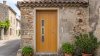 Porte d'entrée PVC sur mesure Semi-Vitrée Moderne, 3 Vitrages Décalés – modèle 028, photo d'ambiance