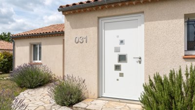 Porte d'entrée PVC sur mesure Semi-Vitrée Design, Cascade de Carrés – modèle 031, photo d'ambiance