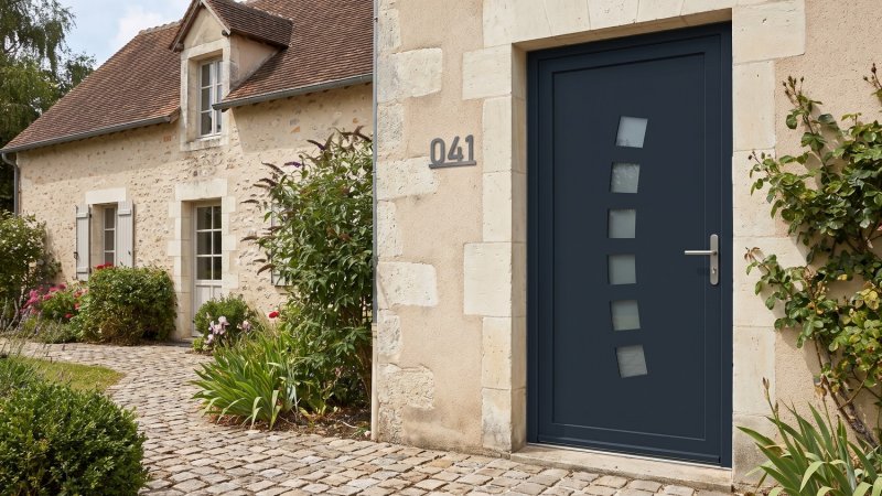 Porte d'entrée PVC sur mesure Semi-Vitrée Design, 6 Carreaux en Arc – modèle 041, photo d'ambiance