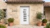 Porte d'entrée PVC sur mesure Semi-Vitrée Moderne, 6 Vitrages Horizontaux Décalés – modèle 049, photo d'ambiance
