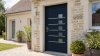 Porte d'entrée PVC sur mesure Semi-Vitrée Moderne, 5 Carreaux et Longues Baguettes – modèle 050, photo d'ambiance