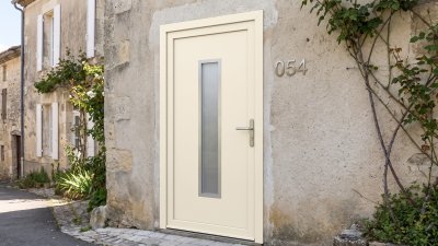 Porte d'entrée PVC sur mesure Semi-Vitrée Moderne, Bande Vitrée Centrale – modèle 054, photo d'ambiance