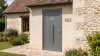 Porte d'entrée PVC sur mesure Semi-Vitrée Design, Triangle, Fente et Rainures – modèle 062, photo d'ambiance