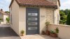 Porte d'entrée PVC sur mesure Semi-Vitrée Moderne, 4 Bandeaux Vitrés – modèle 065, photo d'ambiance