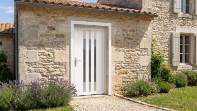 Porte d'Entrée PVC Sur Mesure – Semi-Vitrée Moderne, 3 Bandes Fendues