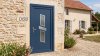 Porte d'entrée PVC sur mesure Semi-Vitrée Design, 2 Vitrages et Plaque Inclinée – modèle 068, photo d'ambiance