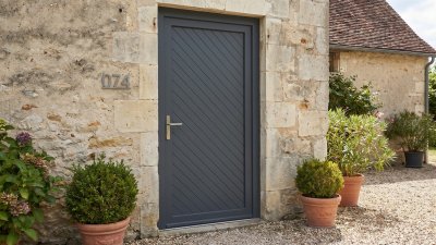 Porte d'entrée PVC sur mesure Pleine Style Ancien, Rainures Obliques – modèle 074, photo d'ambiance