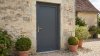 Porte d'entrée PVC sur mesure Pleine Style Ancien, Rainures Obliques – modèle 074, photo d'ambiance