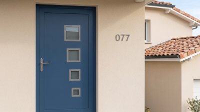 Porte d'entrée PVC sur mesure Semi-Vitrée Moderne, 4 Carreaux Décroissants – modèle 077, photo d'ambiance