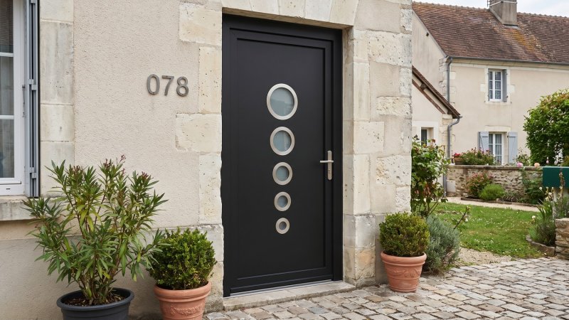 Porte d'entrée PVC sur mesure Semi-Vitrée Design, 5 Hublots Décroissants – modèle 078, photo d'ambiance