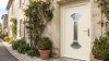 Porte d'entrée PVC sur mesure Vitrée Style Ancien, 2 Éventails et Long Vitrage – modèle 081, photo d'ambiance