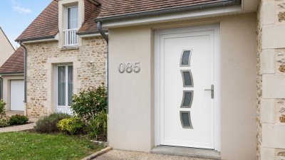 Porte d'entrée PVC sur mesure Semi-Vitrée Design, 4 Vitrages Étroits en Arc – modèle 085, photo d'ambiance
