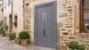 Porte d'entrée PVC sur mesure Semi-Vitrée Design, 3 Parallélogrammes – modèle 089, photo d'ambiance