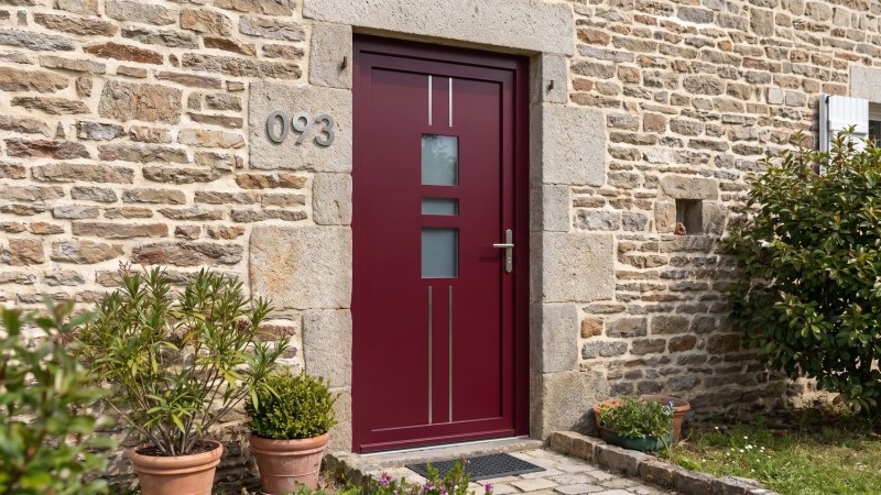 Porte d'entrée PVC sur mesure Semi-Vitrée Moderne, 3 Vitrages et Baguettes Verticales – modèle 093, photo d'ambiance