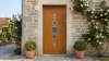 Porte d'entrée PVC sur mesure Semi-Vitrée Design, Colonne de 7 Hublots – modèle 100, photo d'ambiance