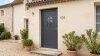 Porte d'entrée PVC sur mesure Semi-Vitrée Style Ancien, Fenêtre Cintrée à Croisillons – modèle 101, photo d'ambiance